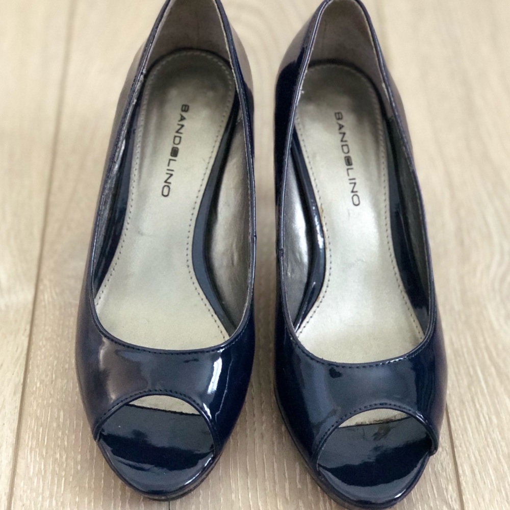 Bandolino Patent Pumps Peep Toe Navy size 5.5